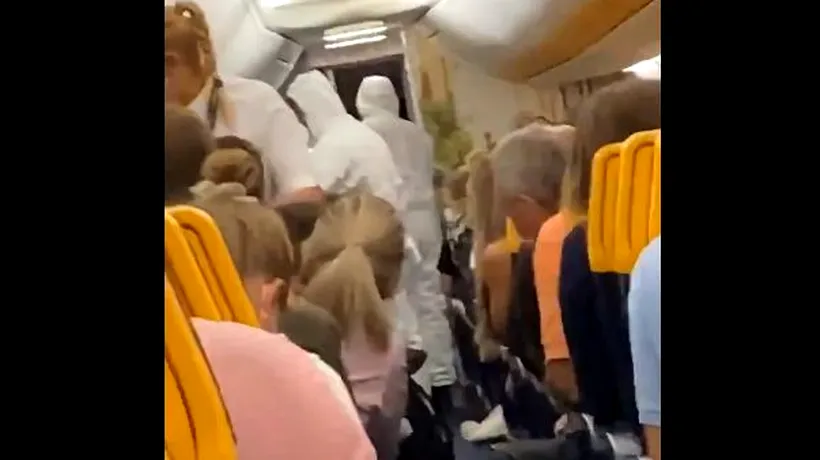 Pasageri debarcați dintr-un avion după ce unul dintre ei a aflat prin SMS că este infectat COVID-19 (VIDEO)