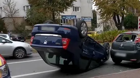 GÂNDUL LIVE. Un șofer de dubă a reușit să răstoarne un Logan care staționa cu un pasager / Imagini dramatice de la fața locului!
