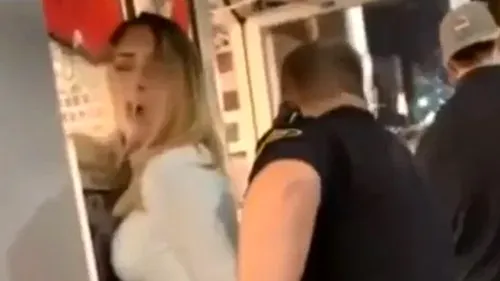„Una dintre cele mai excitante arestări: „Ah, yeah... îți place? / Reacția polițistului după ce femeia pe care o aresta s-a frecat cu fundul de părțile lui intime - VIDEO 