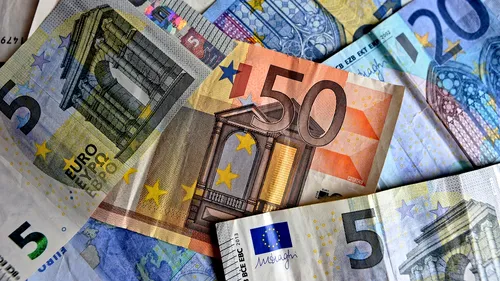 Euro urcă la un nou maxim istoric faţă de leu şi ajunge la 4,9283