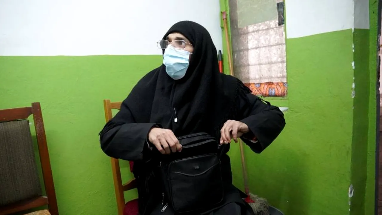 Tânăr deghizat în măicuță, prins la CERȘIT în fața unei biserici în Bacău. Bărbatul a fost ridicat de poliție și amendat