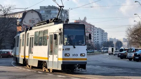 ACCIDENT între o basculantă și un tramvai pe Bd. Timișoara din Capitală/Un călător, transportat la spital!