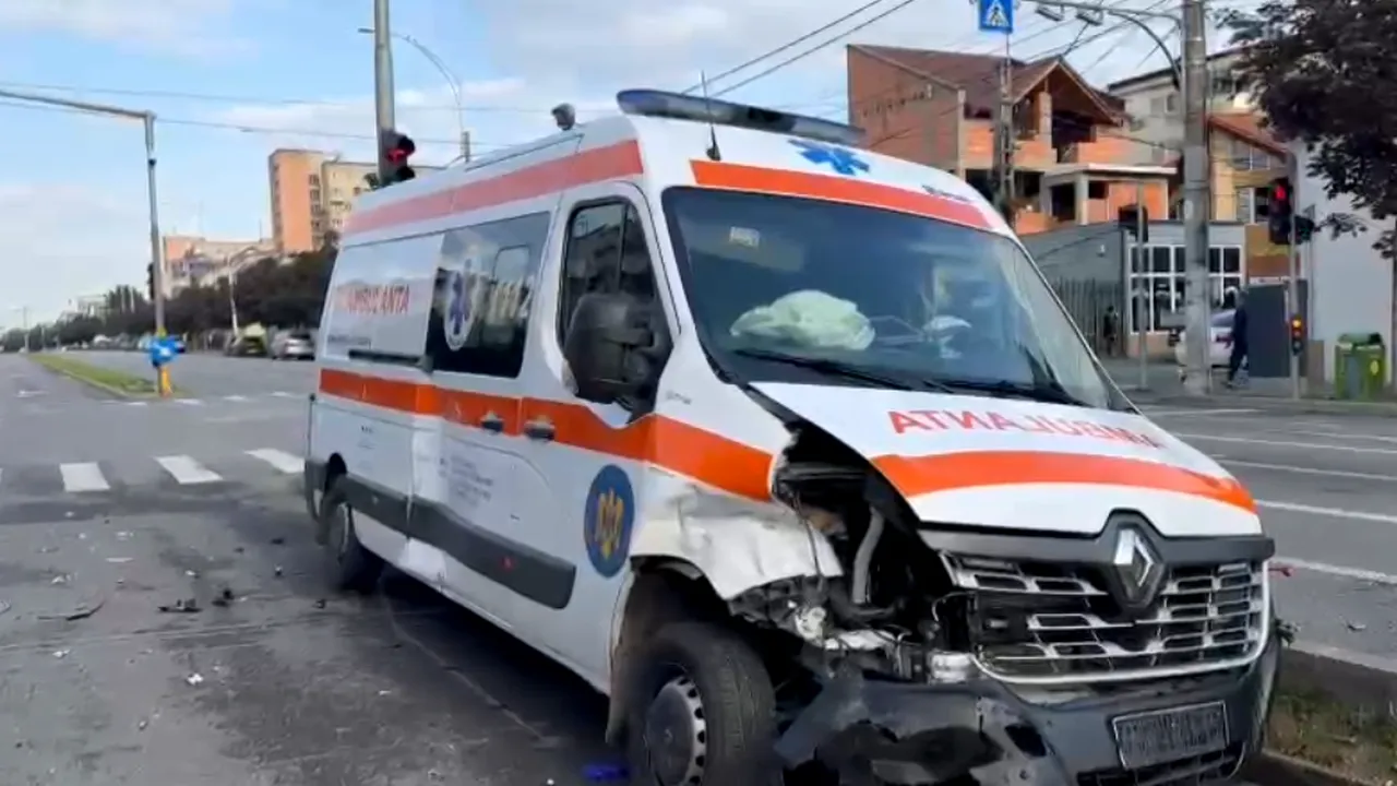 Ambulanță implicată într-un accident pe o stradă din Severin