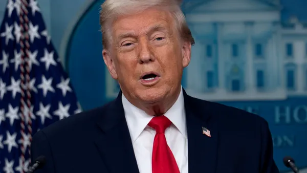 Trump cere retragerea licențelor NBC și ABC după refuzul de a-i transmite în direct discursul în care acuza fraudarea alegerilor din 2020: „Să rămână fără licență”
