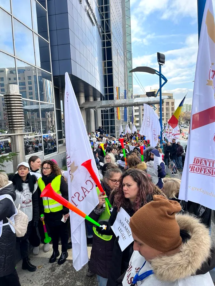 Grefierii protestează, luni, în fața instanței supreme