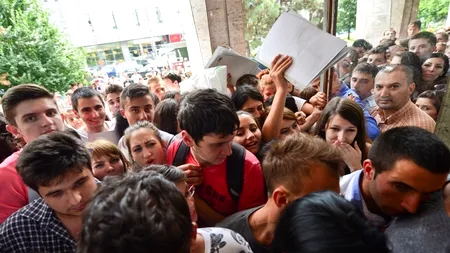ADMITERE ASE 2012. Țipete, îmbrânceli și sute de candidați veniți cu dosarele în prima zi de înscriere la ASE