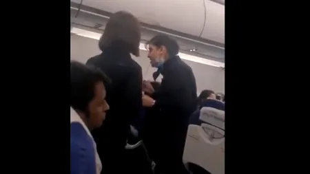 VIDEO | Scandal între o însoțitoare de zbor și un pasager. Totul a pornit de la un sandviș: „Ține-ți gura, nu sunt servitoarea ta!”