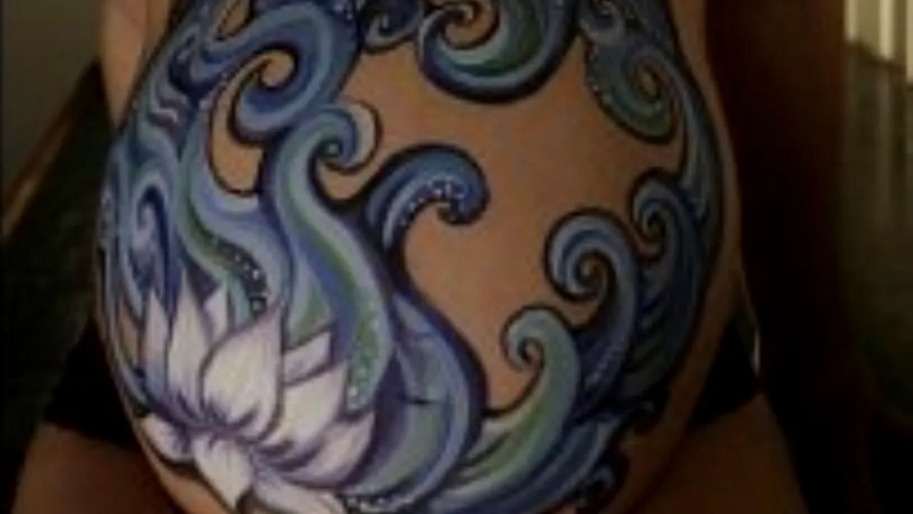 GALERIE FOTO. Cum poate deveni burta unei femei însărcinate o operă de artă