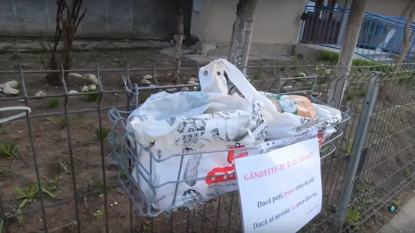DEMERS INEDIT la Cluj | Coș cu produse alimentare amplasat pe stradă pentru persoanele care au nevoie - VIDEO