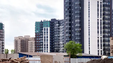 AMENDĂ de 1000 de lei pentru românii care stau la bloc. Ce nu au voie să facă sub nicio formă pe balcon