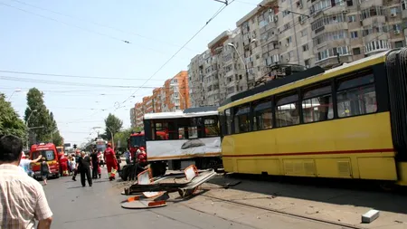 DOUĂ TRAMVAIE S-AU CIOCNIT ÎN CAPITALĂ. 18 persoane au fost rănite. Procurori: Macazul s-a schimbat brusc, fără intervenția vatmanului