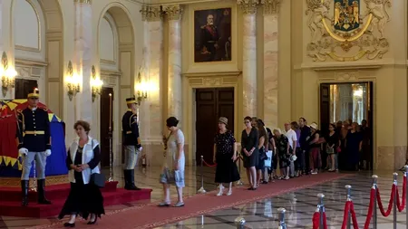 Sute de oameni aduc un ultim omagiu Reginei Ana, la Palatul Regal