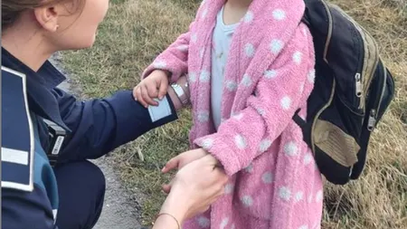O fetiţă de trei ani, dispărută de acasă, găsită de polițiști pe marginea unui drum din Buzău