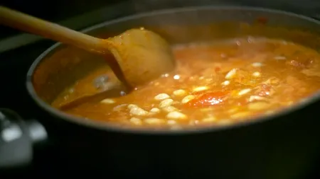 Supa pentru longevitate pe care o consumă o familie italiană, savurată alături de pâine și vin roșu. Poate reduce colesterolul și riscul de cancer