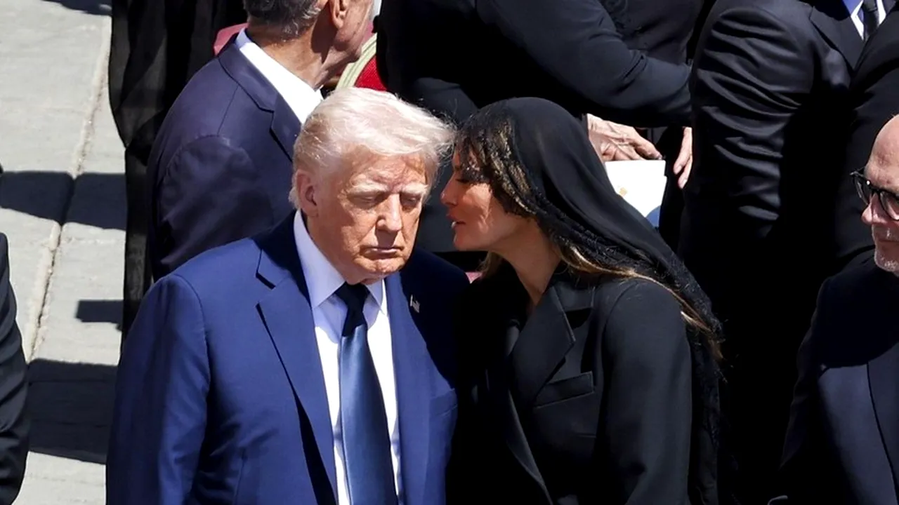 Ce i-a șoptit Melania lui Donlad Trump în timpul ceremoniei de înmormântare a Papei Francisc. Un cititor pe buze a spus tot