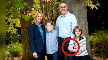 Femeia din imagine a divorțat de soțul ei, după ce a observat un DETALIU ireal, în această fotografie de familie, realizată în parc