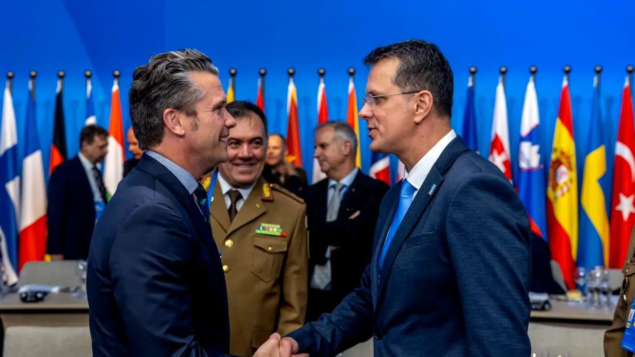 Ionuț Moșteanu - Pete Hegseth, la Summitul NATO: „L-am invitat în România” / România s-a angajat să aloce 5% din PIB pentru apărare până în 2035