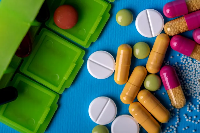 Cum identifici medicamentele false. Autoritățile române au descoperit că jumătate dintre cele vândute online sunt contrafăcute