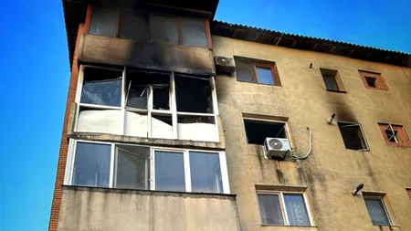 Alarmă într-un bloc din Târgoviște după ce un APARTAMENT a fost cuprins de flăcări. Locatarii au fost evacuați de urgență