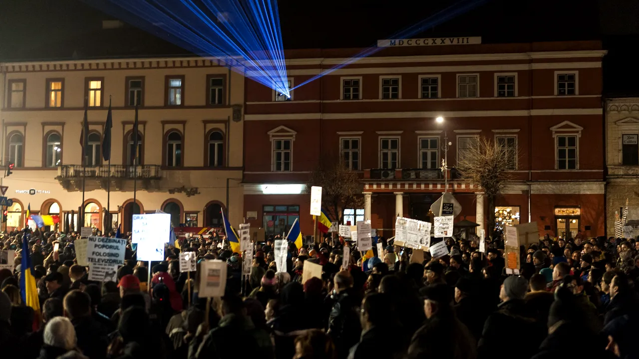 Peste 400 de persoane continuă protestul împotriva Guvernului în Piața Unirii din Cluj-Napoca
