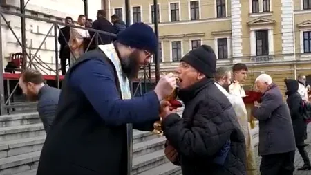 Împărtășanie în masă cu aceeași linguriță | Reprezentant al Mitropoliei Clujului: „S-au împărtăşit de fiecare dată, şi nu au reţinerile altora”
