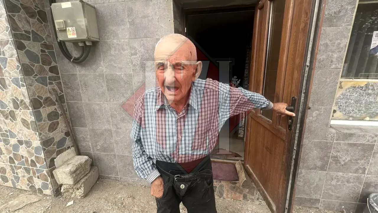 Tata Gheorghe, bătrânul de la Podu Iloaiei care și-a crescut singur strănepoata, e foarte MÂNDRU de ea. La 19 ani, a luat BAC-ul și s-a angajat