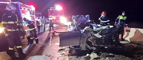 Ce a mai rămas dintr-o mașină care a intrat cu 150 km/h într-un TIR. Doi tineri au murit pe loc la Constanța