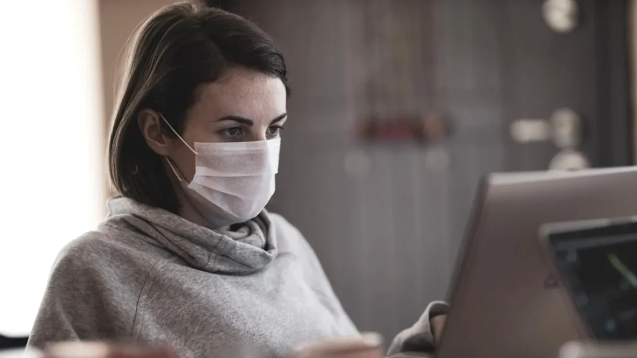 Cum îți dai seama dacă ai gripă sau ești infectat cu COVID-19? Simptomele care te ajută să deosebești gripa sezonieră de coronavirus