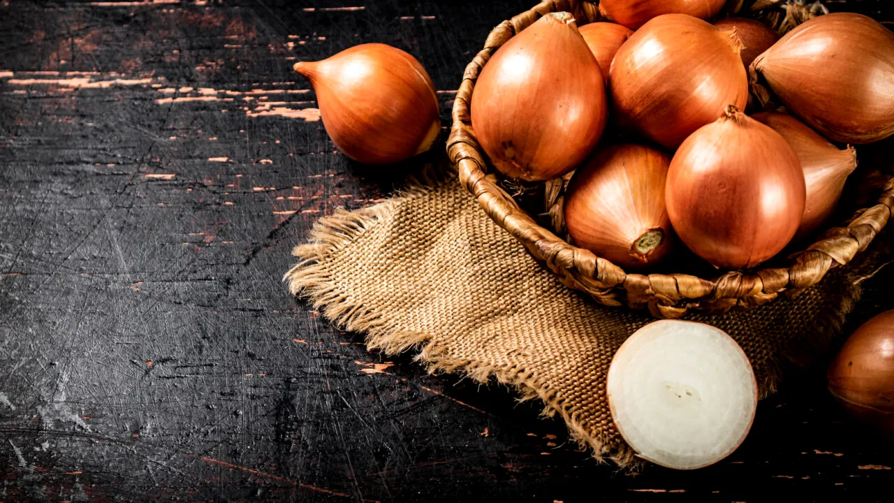 „Calendarul de ceapă” și „Calendarul din cărbuni”, două tradiții vechi folosite și acum de bătrâni. Ce înseamnă ele și ce le „arată” agricultorilor