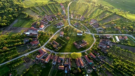 Singura localitate din România construită sub forma unui cerc perfect. Locul misterios unde toate străzile duc în același punct