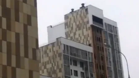 O femeie a aruncat bebelușul prietenei sale de la etajul 13 al unui bloc turn din Rusia