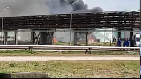 Unul dintre muncitorii răniți în incendiul de la Rafinăria Petrobrazi a murit la spital. Reacția OMV Petrom