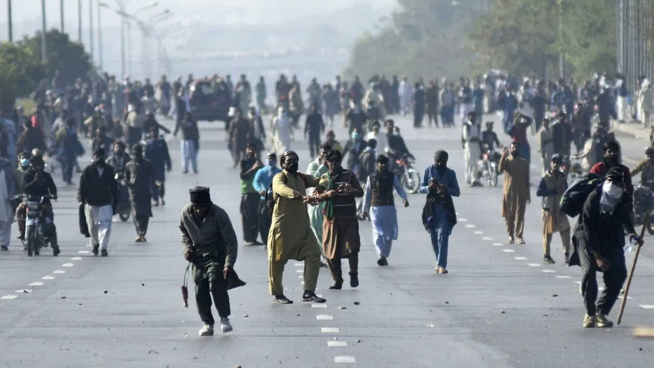 80 de ostatici luați prizonieri într-un atac asupra unui tren din PAKISTAN au fost eliberați/Calea ferată, aruncată în aer cu explozibili!