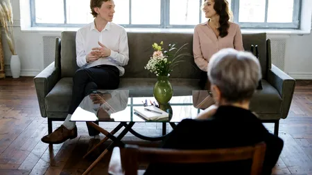 (P) Terapia de cuplu te poate ajuta să te cunoști mai bine