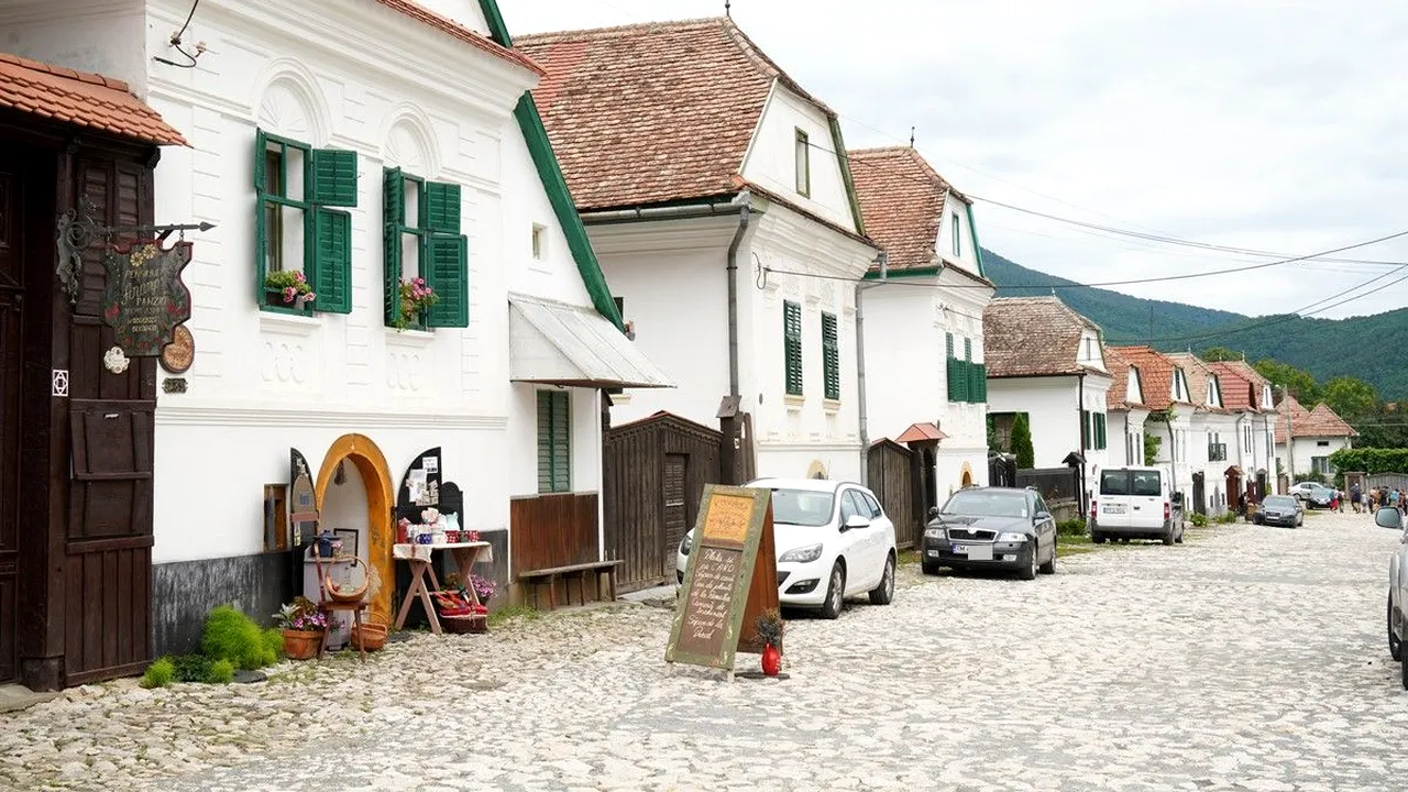 Satul din România care strânge anual peste 100.000 de turiști. Peisajele sunt cele care îi atrag pe curioși
