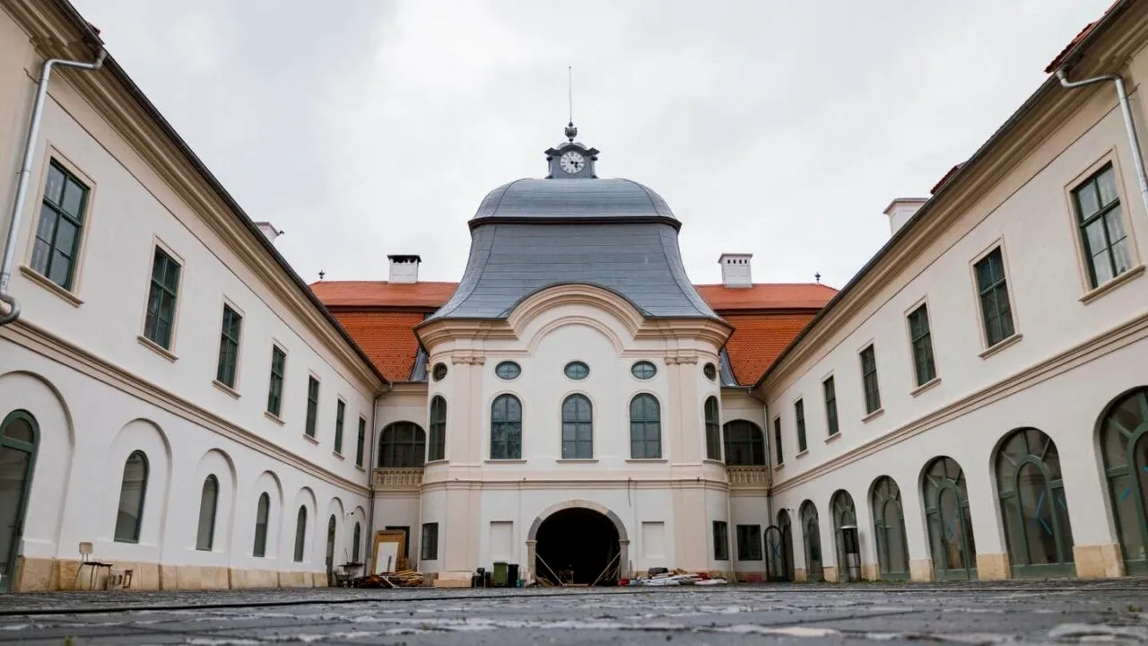 Cel mai frumos castel din Ardeal s-a redeschis. Bjjuteria barocă are 52 de camere și 365 de ferestre. Simbolizează fiecare săptămână și zi a anului