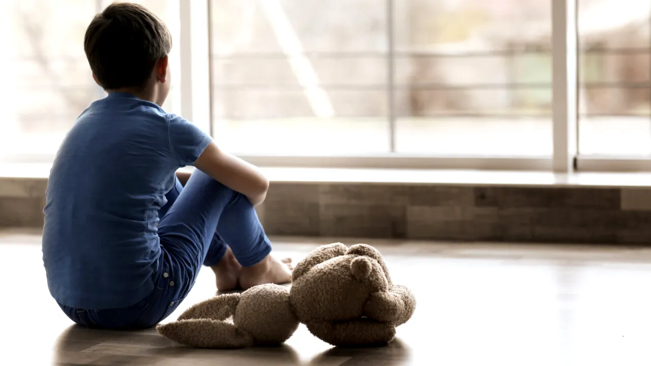 Copiii ORFANI de un singur părinte ar putea să nu mai primească burse sociale. O petiție a fost lansată împotriva acestui proiect