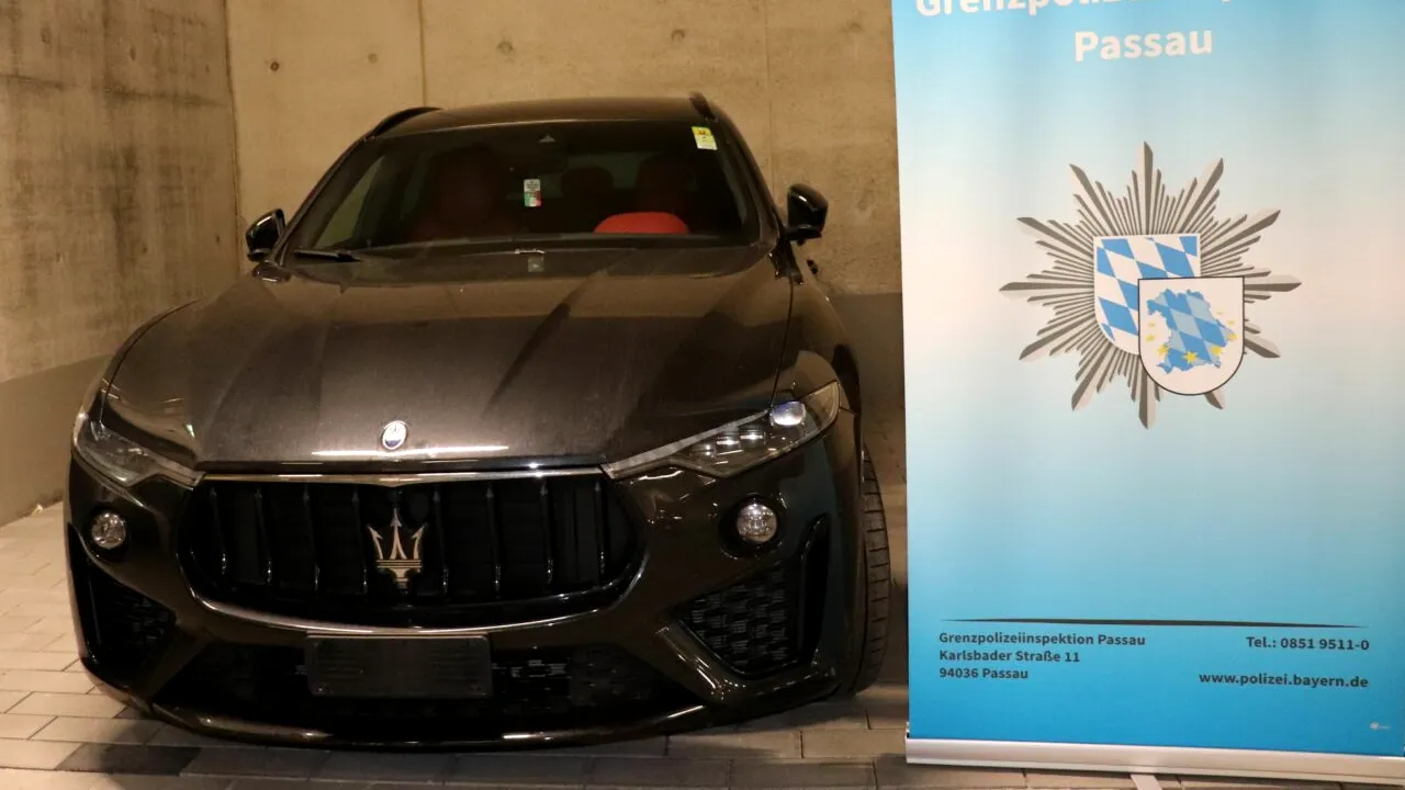 Doi români au încercat să aducă în țară, din Italia, un Maserati Levante, dar în Germania au fost ÎNCĂTUȘAȚI pe loc. Ce au descoperit polițiștii nemți