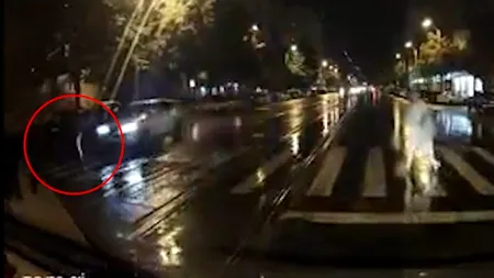 VIDEO | Un pieton, aflat pe trecere, a fost lovit din plin în Capitală. Momentul impactului