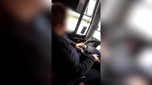 Șoferul unui autobuz, filmat de un pasager dând „swipe după swipe pe TikTok” în timp ce conduce în București