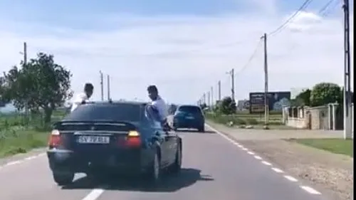 Teribilism pe șosea: Șoferi filmați când conduceau în zig-zag pe un drum național. Doi pasageri erau ieșiți pe geam - VIDEO