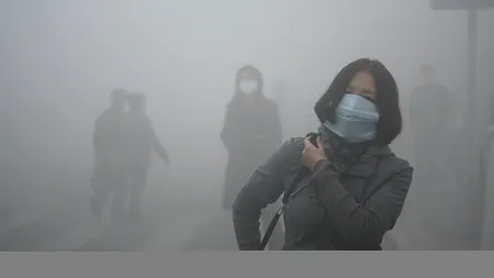 Cod roșu de smog în China. Nici vârfurile zgârie-norilor nu se văd. FOTO terifiant