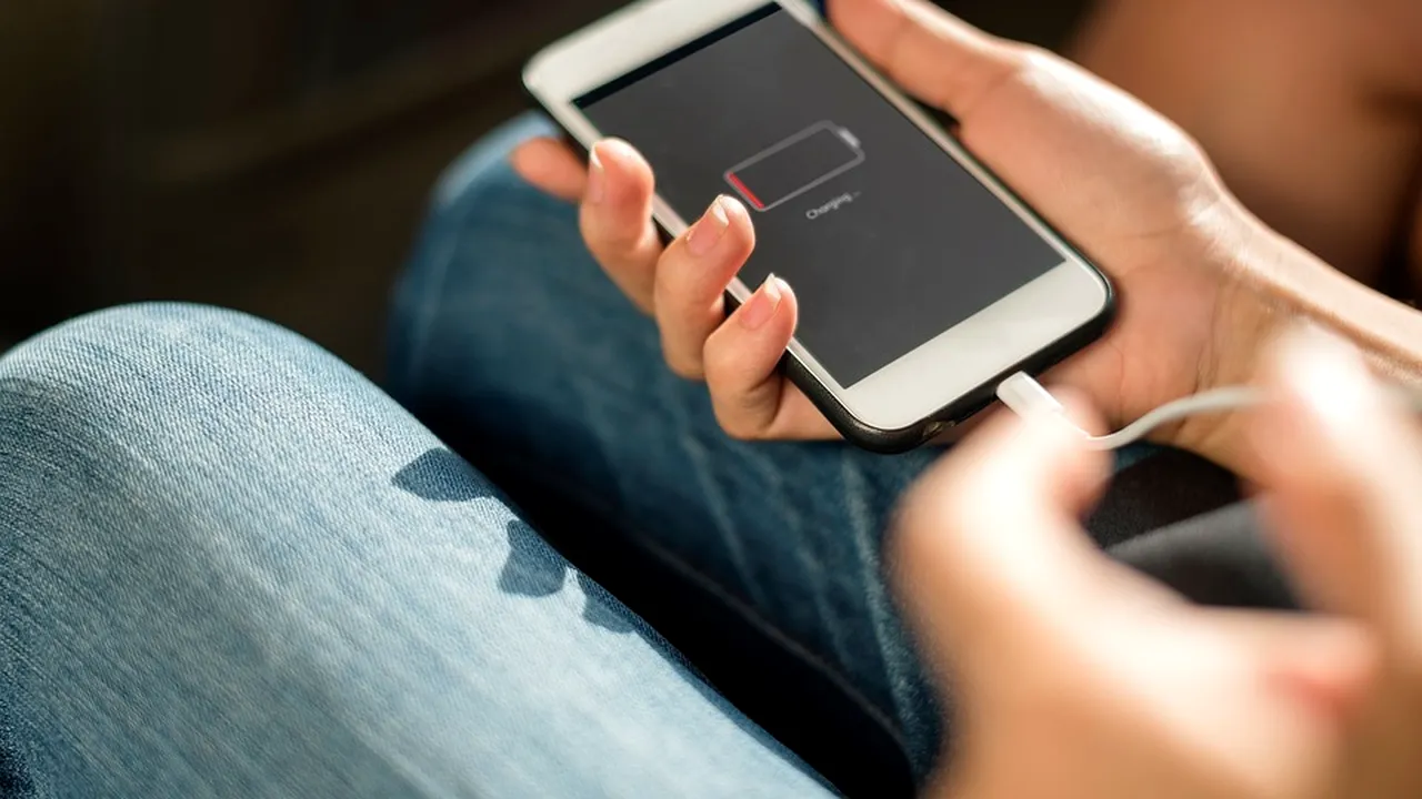 Riscul la care se supun utilizatorii de încărcătoare generice de telefon, disponibile și pe piața din România. O femeie a ajuns la spital cu arsuri grave  - FOTO 