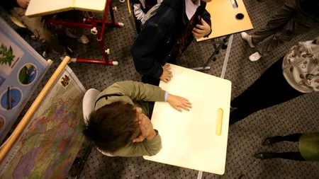 Învățătoare acuzată că lovește un copil cu Sindrom Down la ore și îi lipește bandă adezivă pe gură