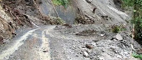 Persoana aflată în autoturismul surprins de o alunecare de teren în Orșova a decedat. UPDATE
