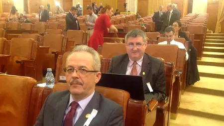 GALERIE FOTO. Mai mulți deputați ai PNL au venit azi în plen cu bonuri fiscale prinse în piept