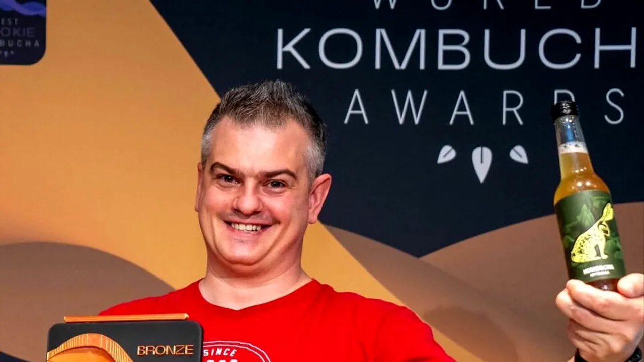 Medic din Târgu Mureș, afacere de succes cu kombucha, o băutură din ceai verde fermentat. A obținut deja și o medalie internațională