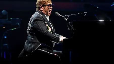 Elton John a dat LOVITURA. Cântărețul îl va învăța să cânte la pian pe noul bebeluș REGAL