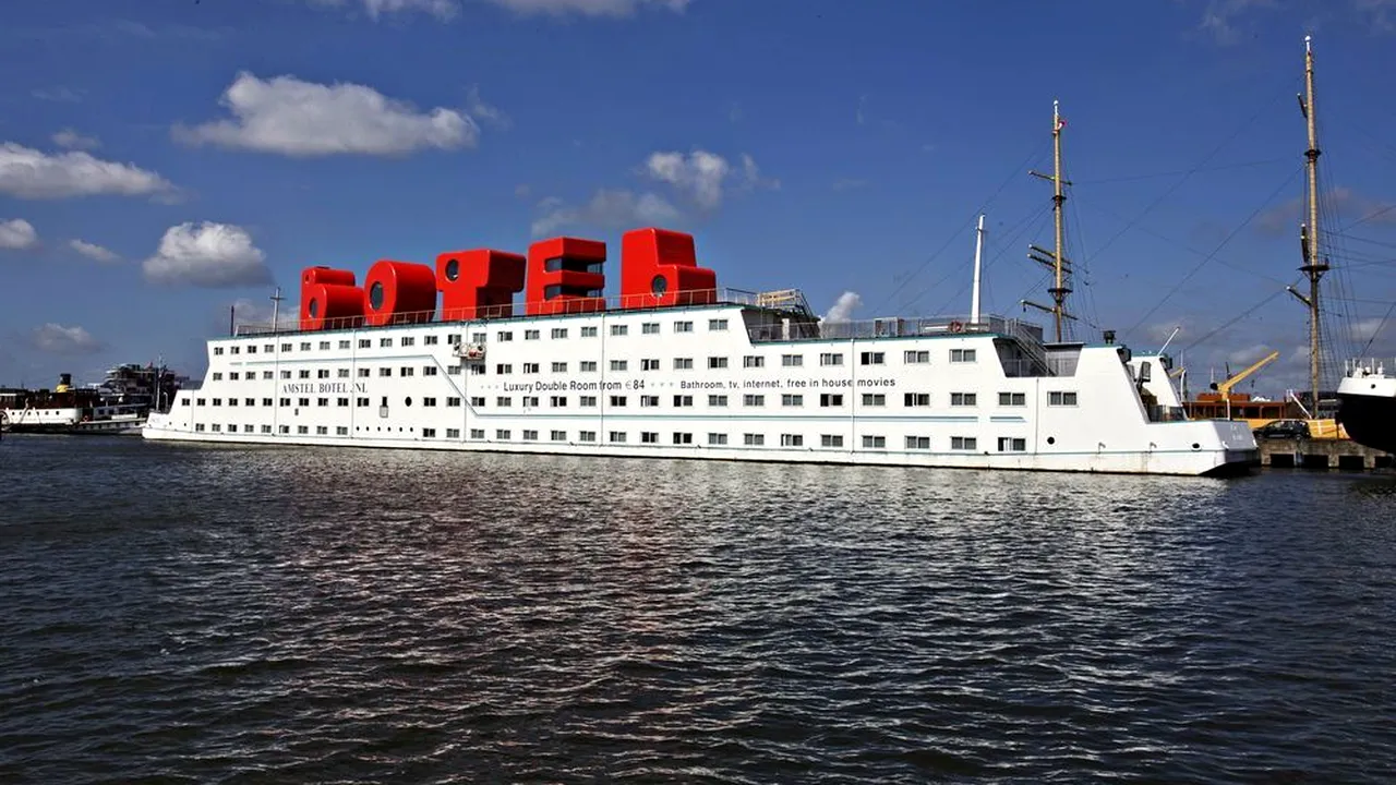 Tipsuri pentru o vacanță de neuitat la Amsterdam. Care este locul pe care nu ai voie să îl fotografiezi și cât te costă să petreci o noapte la hotelul construit pe un yaht