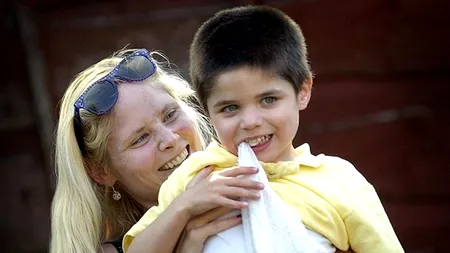 FOTO: Băiețelul care și-a DEVORAT dormitorul. Boala de care suferă este una dintre cele mai RARE din lume